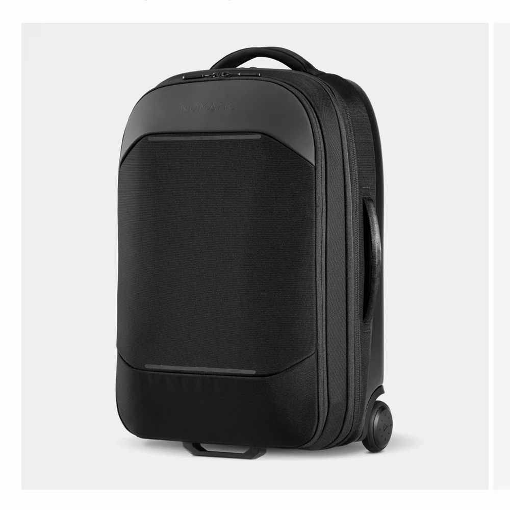Nomatic 37 L black expandable carry on